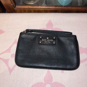KATE SPADE WRISTLET, BLACK PEBBLED LEATHER SLIGHT CALLOUT